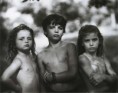 /album/galeria1/sally-mann-emmett-jessie-and-virginia-1989-jpg/